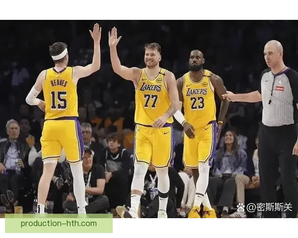 詹姆斯爆发湖人逆转勇士西部排名再起波澜季后赛形势愈发胶着一战成焦点