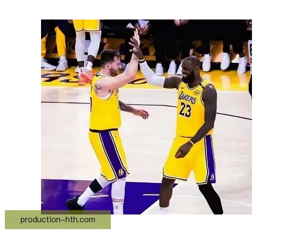 NBA最新动态：詹姆斯领衔湖人强势反弹 赛季前瞻与新星崛起的精彩对决