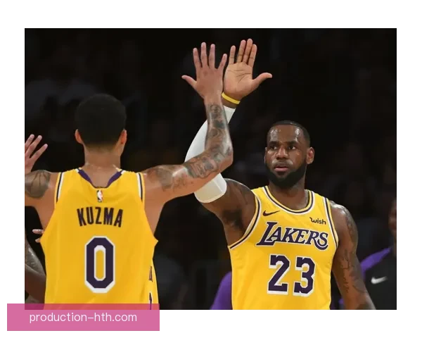 湖人詹姆斯连续高分引领球队逆转勇士赛场风云