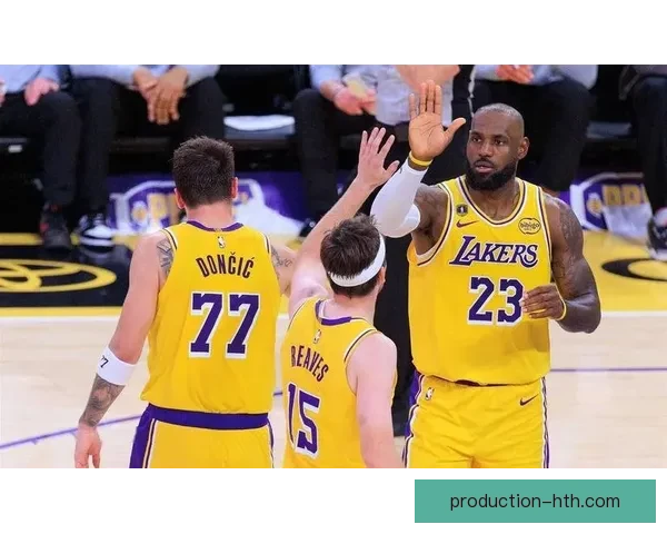 詹姆斯三双助湖人击败勇士，季后赛首轮胜利为球队注入强心剂